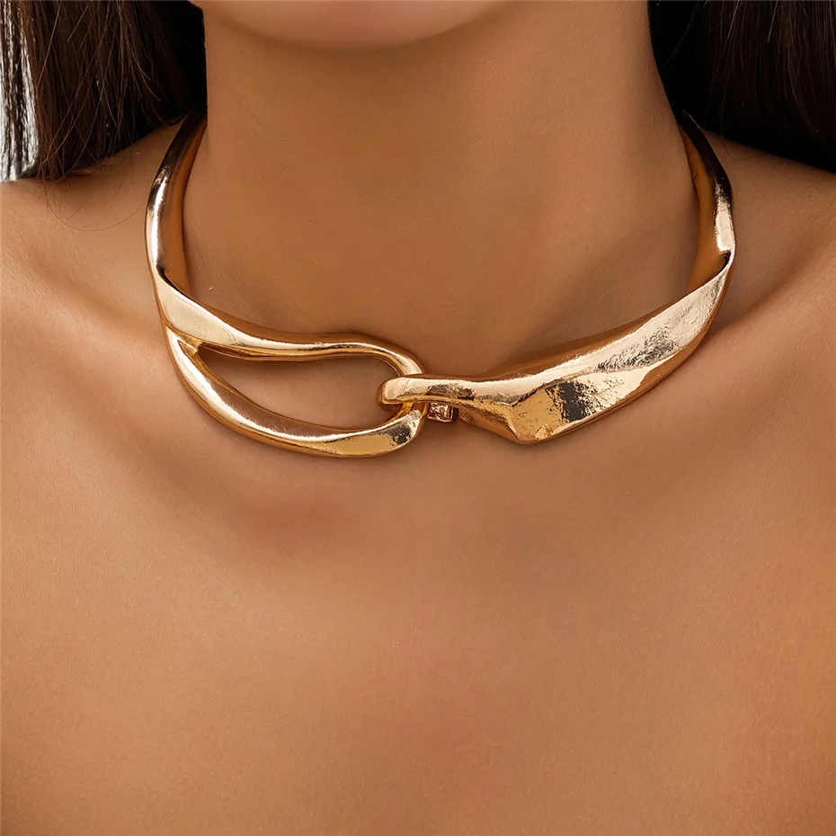 Halsband i guld med djärv textur